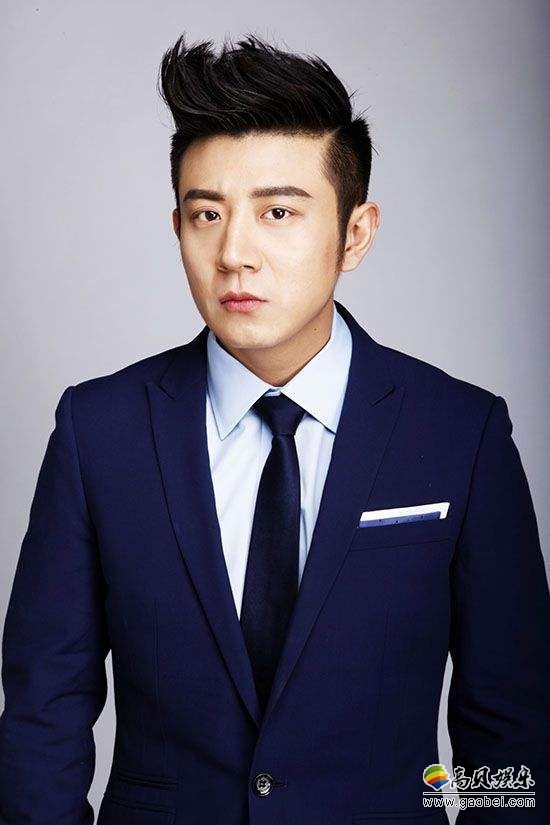 高晓攀时尚写真曝光：湿发白衣与慵懒神情搭配，相辅相成