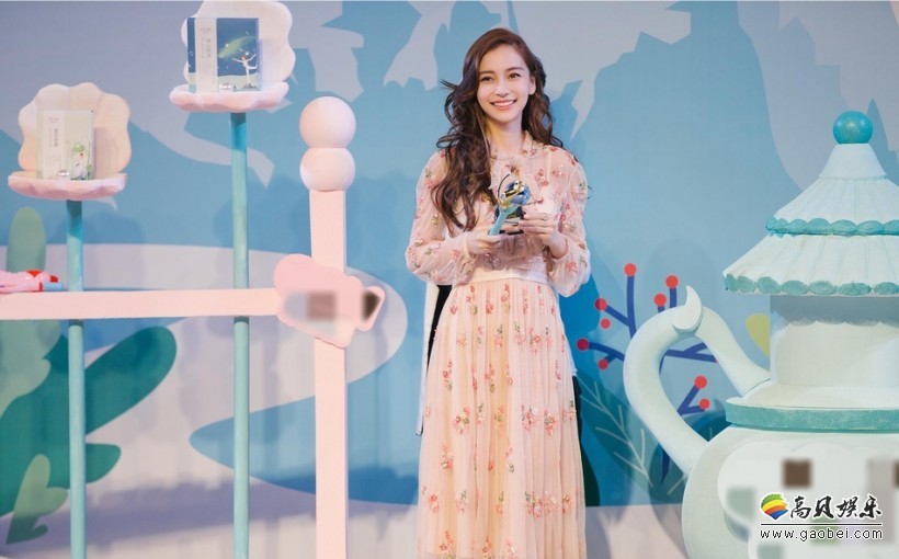 Angelababy现身上海某品牌活动现场：甜美优雅，飘逸灵动