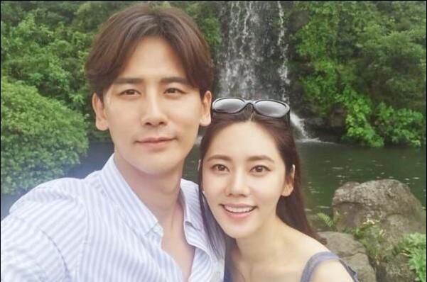 秋瓷炫、于晓光陪父母拍摄婚纱照：一家人站在一起，幸福洋溢