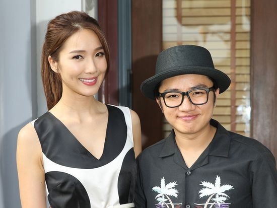 王祖蓝和老婆李亚男，现身香港出席活动：两人自曝买房计划