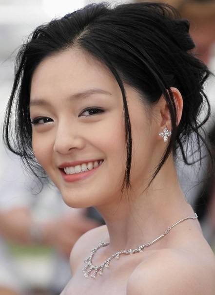 大S晒出与妹妹小S、金城武红毯旧照，网友：颜值一直在线！