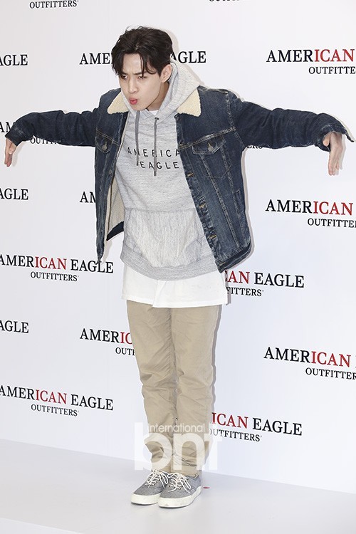 Henry出席某品牌粉丝签名会活动   鬼马搞怪帅气十足