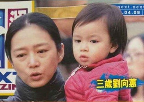 刘德华爱女刘向蕙：亲友与保镖陪伴现身名牌店，帮忙挑外套