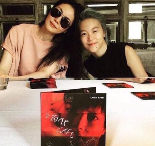 王菲母女和李荣浩KTV照片：两人合唱李荣浩《作曲家》