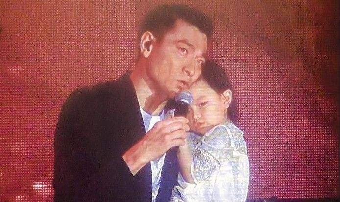 刘德华坠马后复出：生日会与女儿嘟嘴合影，父女感情温馨