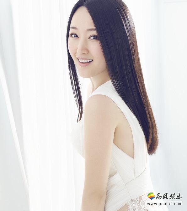 杨钰莹晒出乌镇戏剧节照片：拿着扇子半遮面，十分优雅知性