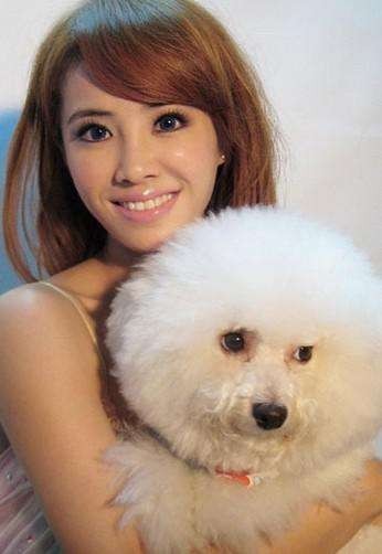 蔡依林分享爱宠合照：狗狗超有默契，Jolin俏皮瞪眼，十分可爱