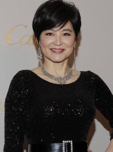 网友乌镇戏剧节看到林青霞：青霞姐姐人群中发亮，美艳依旧