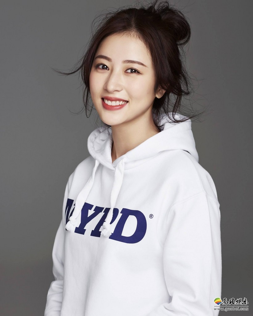 周雨彤参加COVA200周年品鉴会：纯正意大利风味的优雅气质