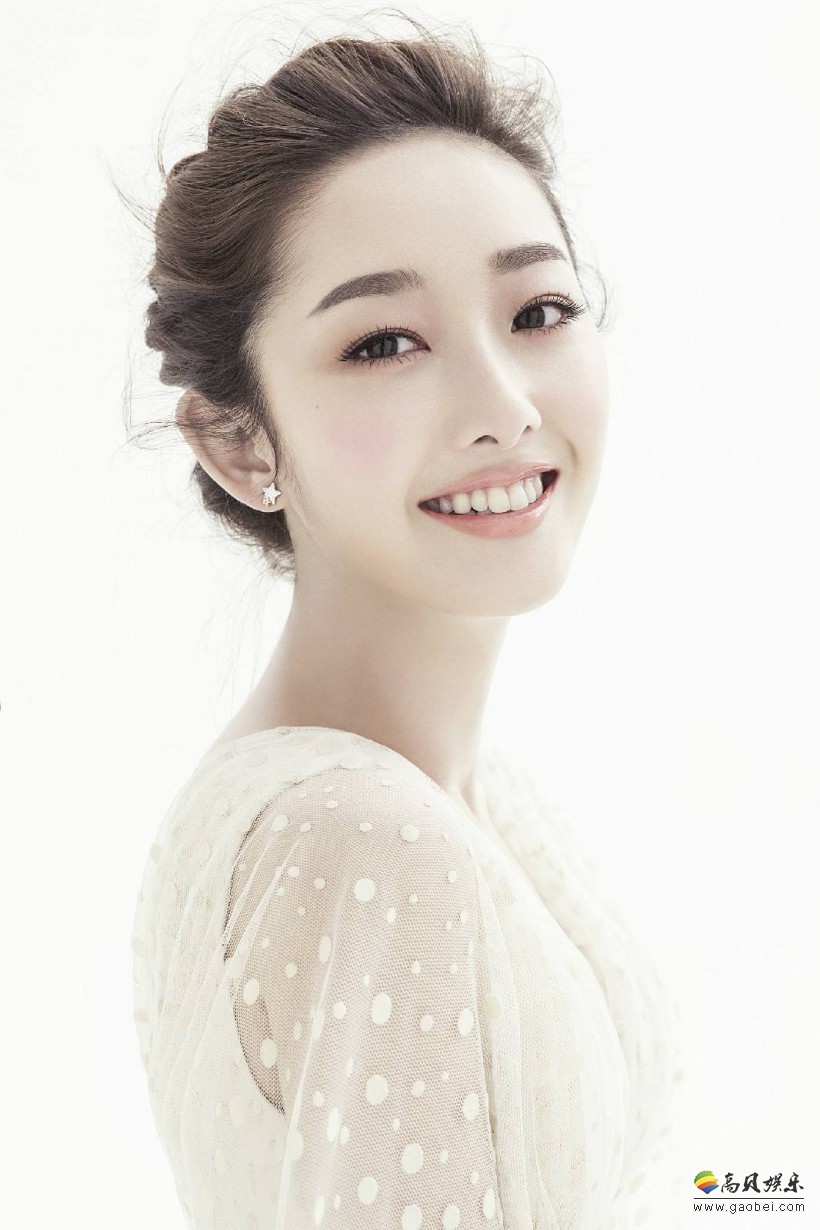 蒋梦婕意大利米兰时尚大片：拼接西装外套，搭配同色系短裙