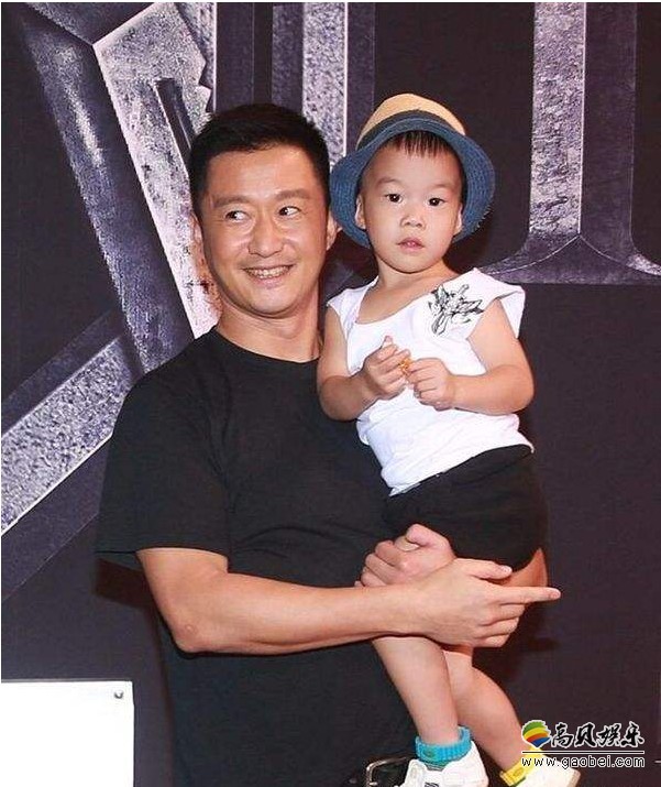 谢楠晒吴京和儿子玩耍照片父子俩坐在长凳上画面温馨幸福