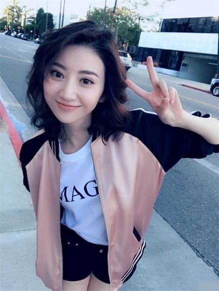 景甜现身机场：黑色棉袄外套，黑色墨镜，保暖酷帅有型