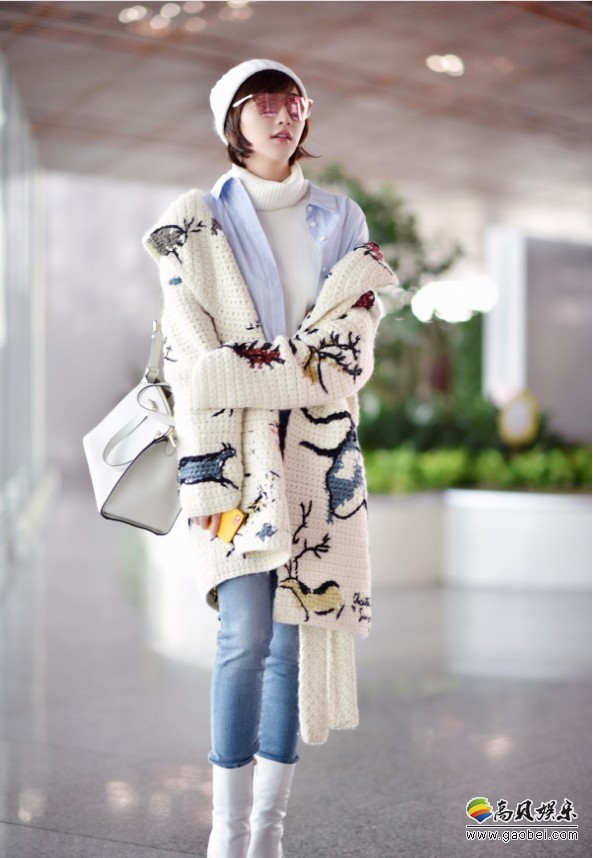 景甜现身机场：毛线针织外套，头戴白色毛线帽，可爱吸睛！