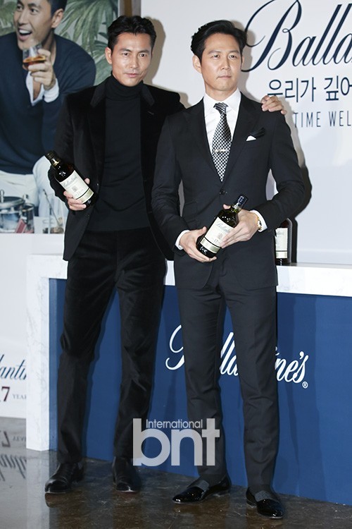 郑雨盛、李政宰出席美术馆举行的某品牌活动  两大男神酷雅亮相
