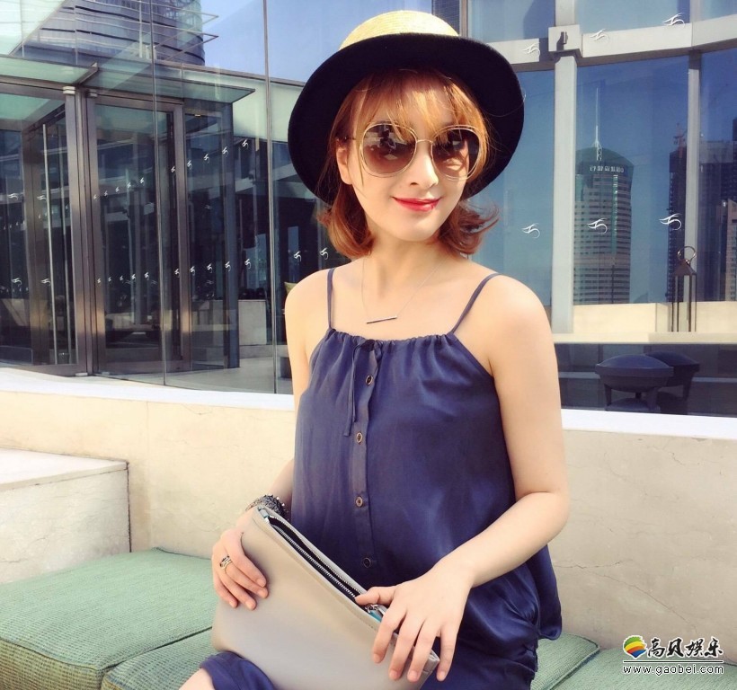 网友爆出吴昕游圣托里尼美照：深红色露背裙，素颜十分性感