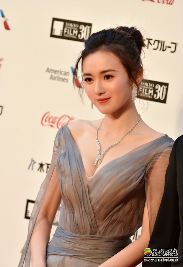 江铠同亮相东京电影节红毯：清新仙气，优雅展现“中国美”