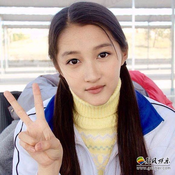 网友曝出关晓彤早年和父亲上节目视频：小时候更是像洋娃娃