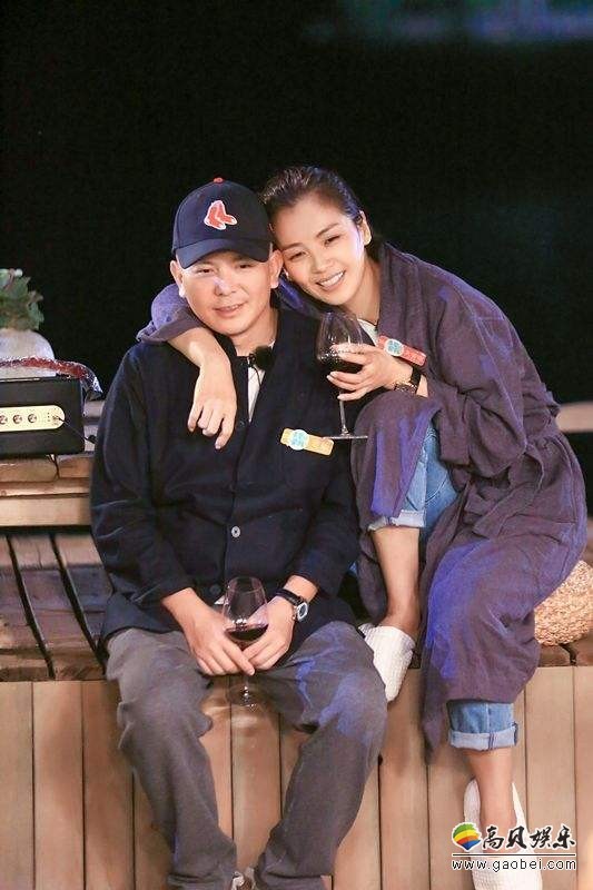 网友机场偶遇刘涛王珂，夫妇俩十指紧扣等待安检，十分幸福