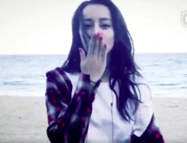 迪丽热巴海边疯玩也超美，送香吻“回头杀”花样撩粉！