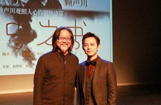 何炅晒照为赖声川63岁庆生：赖导手拿蛋糕，笑的非常开心