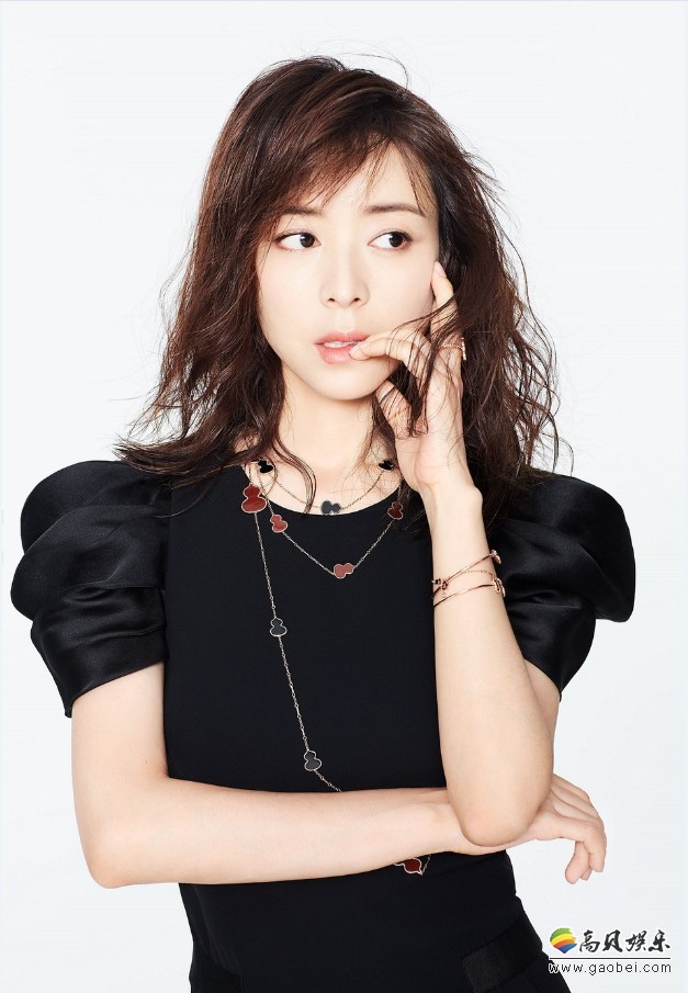 张静初纯色基调美图曝光：完美勾勒身形，突出别致配饰