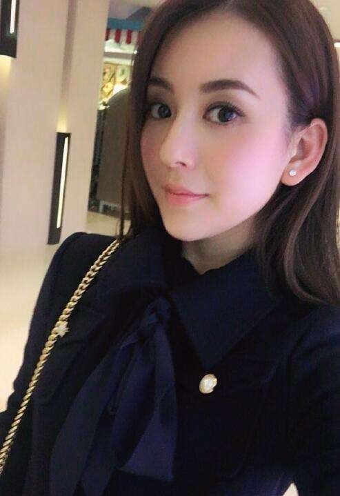 “城嫂”方媛出月子后上街购物，挑蛋糕预备给郭富城庆生