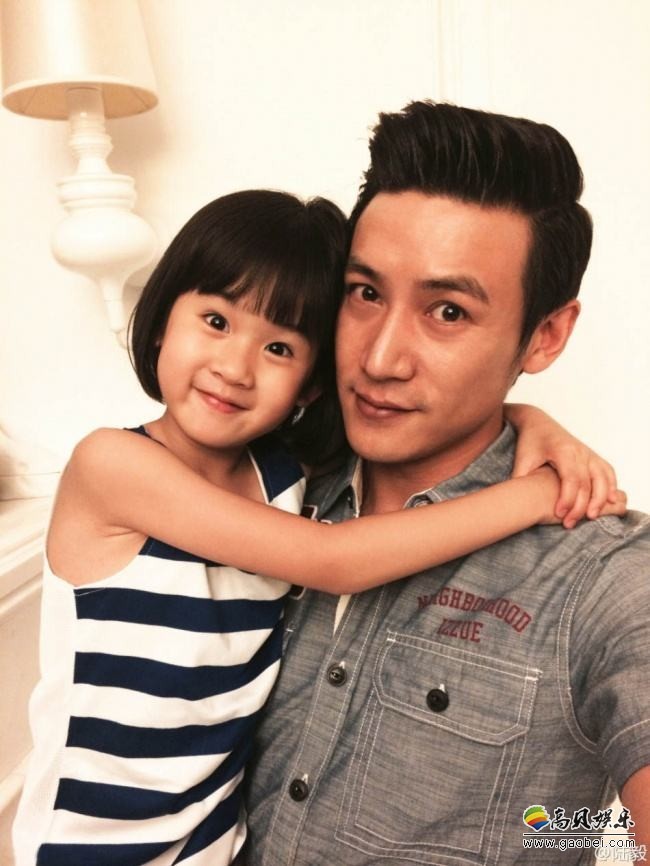 陆毅晒全家福为贝儿庆祝9岁生日，全家颜值实力爆表