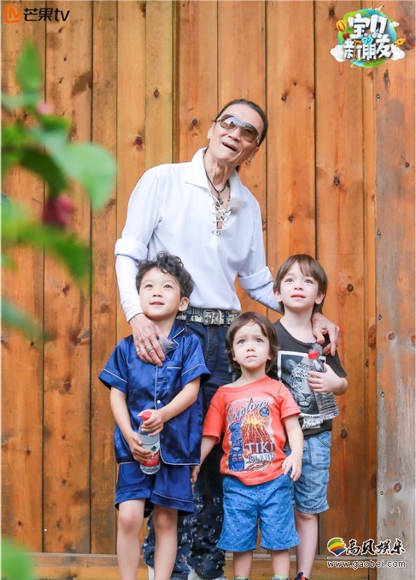 《宝贝的新朋友》谢贤带小孩超暖心，单手抱娃爷爷力max