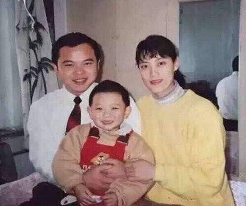 黄子韬爸爸收购某娱乐公司，回应影视投资收益数千万传闻