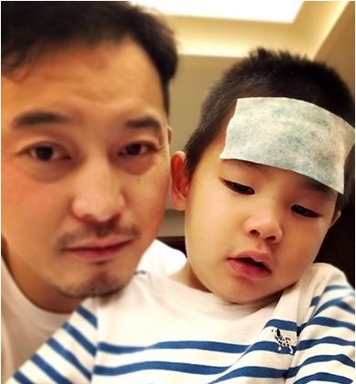 沙溢晒怀抱小鱼儿，三年前后对比照：非常的温馨幸福！