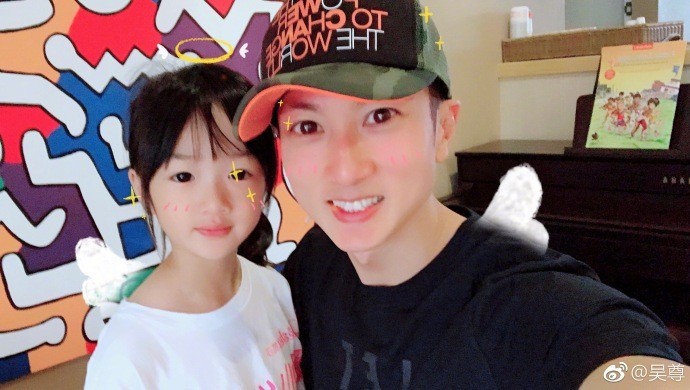吴尊晒出NeiNei、Max合影：萌娃镜头感超强，嘟嘴卖萌