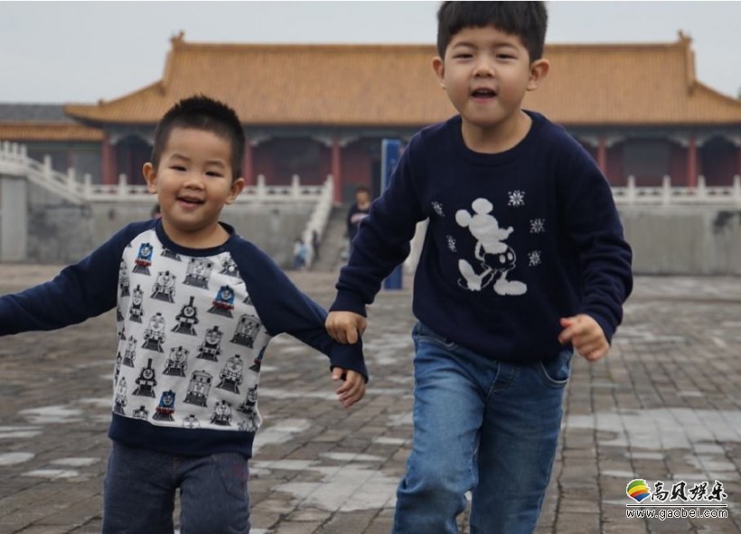 胡可晒出小鱼儿跟安吉参加音乐会照片，兄弟俩互动，相当有爱