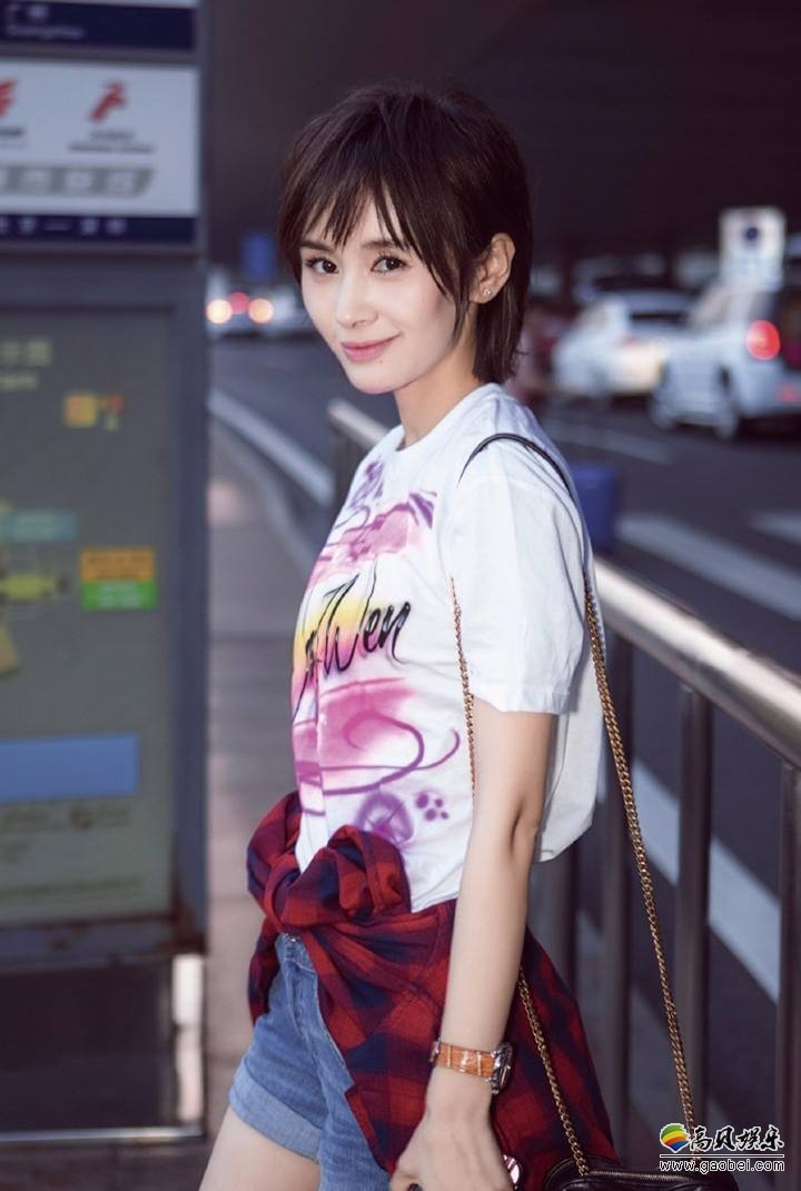 晒完瑜伽照后，王子文又晒出两张“美出天际”的游泳照！