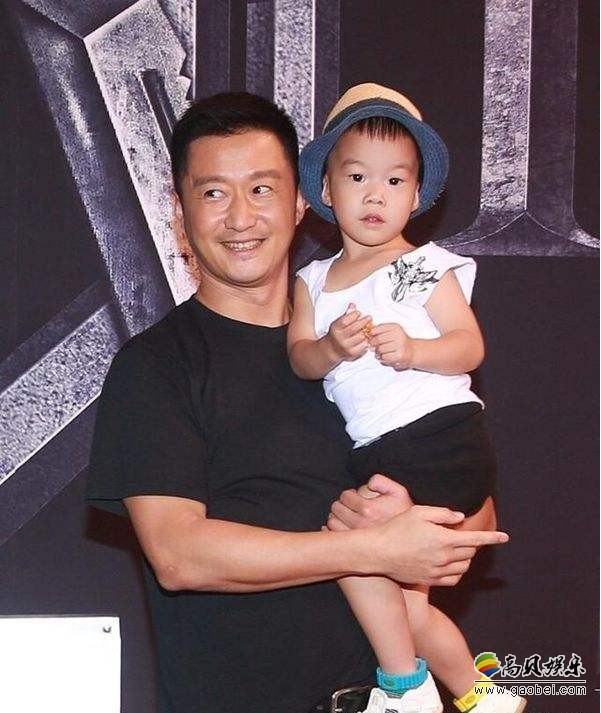 谢楠晒出一家人动物园玩耍照片：吴所谓喂长颈鹿，画面喜感十足