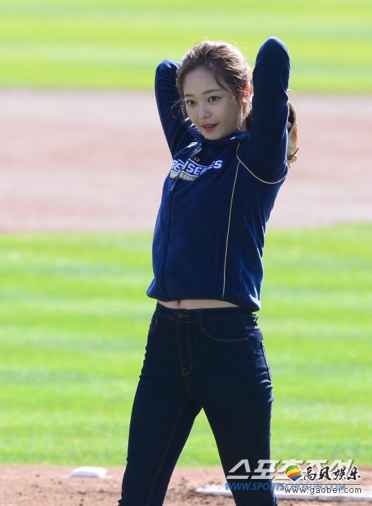 全昭旻为2017 kbo斗山vs起亚之间进行的棒球比赛开球