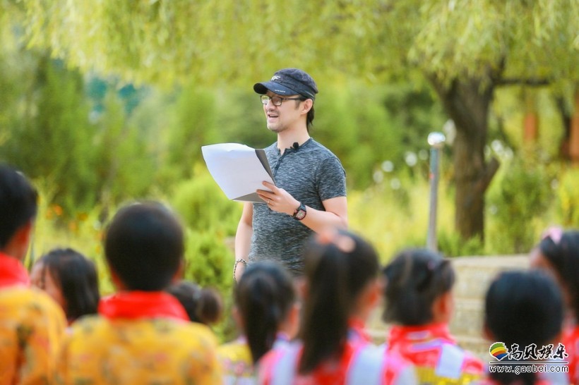 汪峰乡村支教：一改严肃，全程笑脸，很有耐性教学生