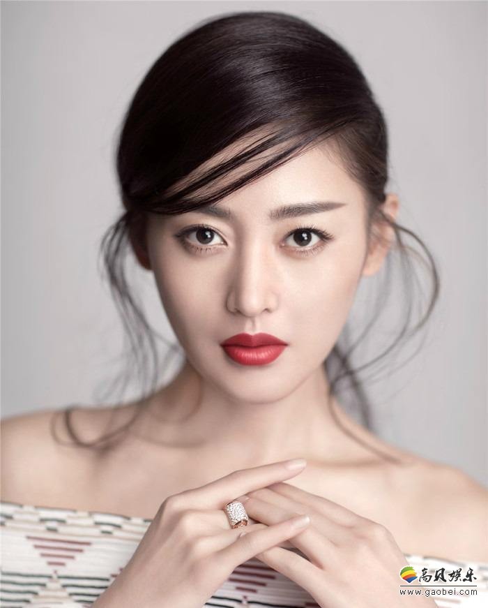 张天爱生日，微博晒出儿时青涩照：五官立体，有点婴儿肥