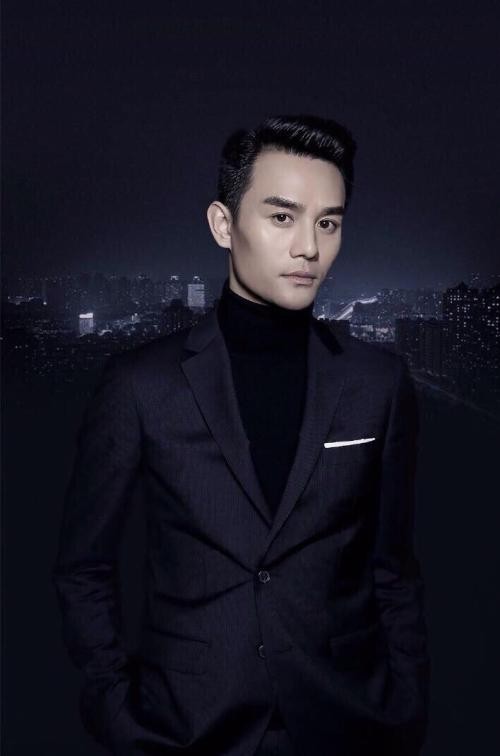网友故宫偶遇正在工作的王凯：黑色西装帅气，大长腿抢镜