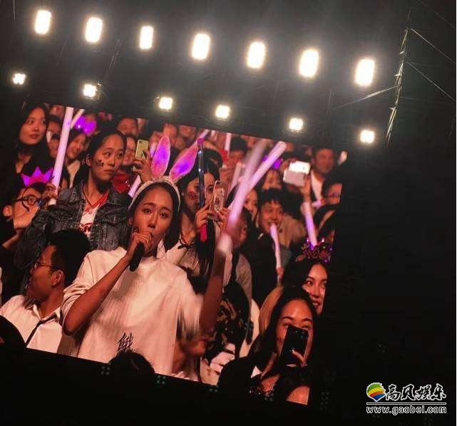 周杰伦演唱会“小仙女”身份遭扒：经纪公司否认参与炒作