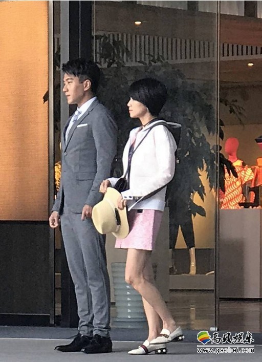刘恺威与曹曦文片场对戏：两人频换服装，上演换装时尚秀