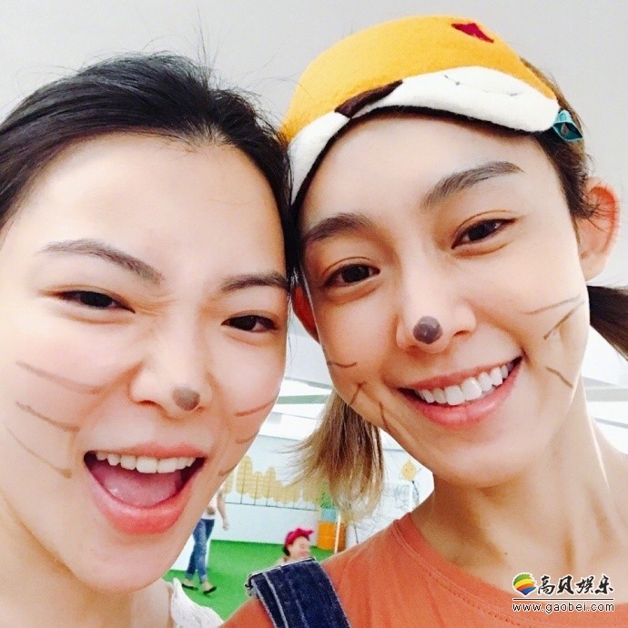 范玮琪微博晒出一家人，与小S等友人“万圣节狂欢”造型