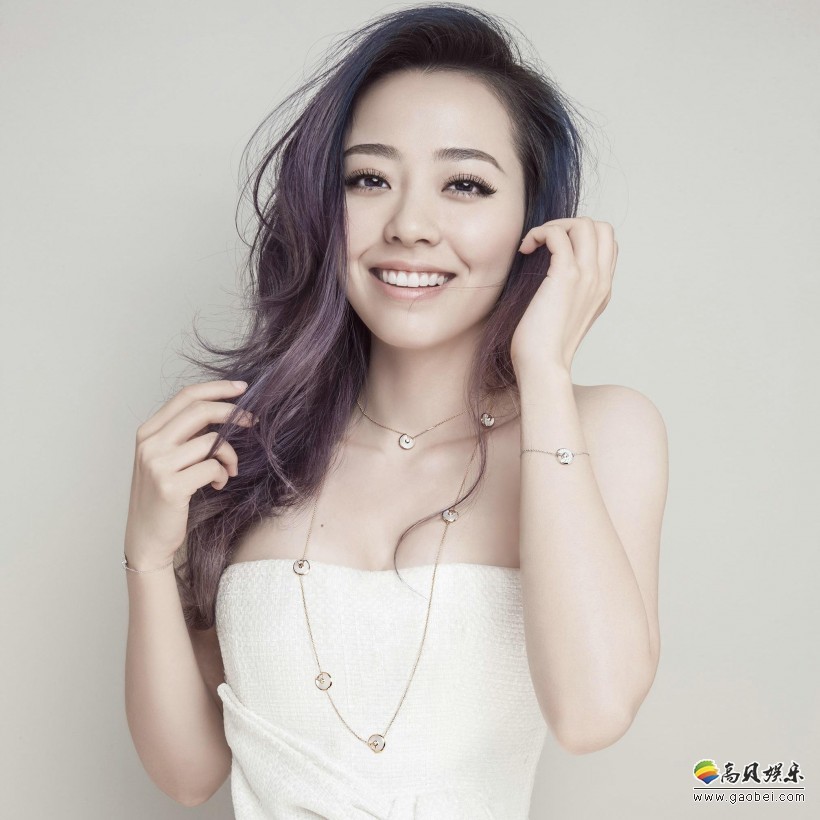 张靓颖晒出素颜街拍：嘟嘴比V卖萌，对镜自拍，小女生本色显露