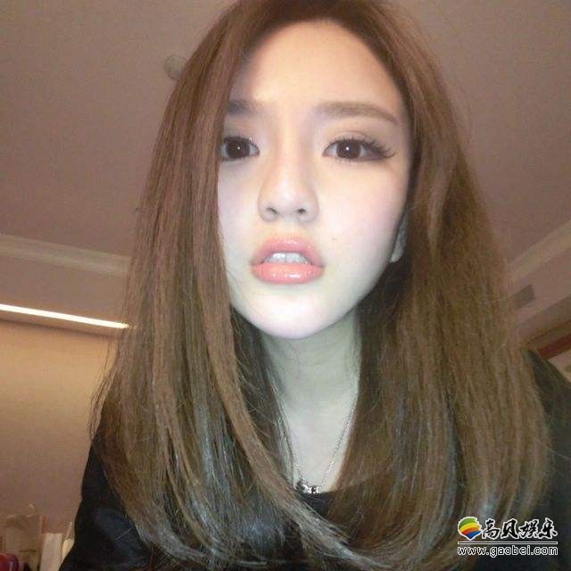 罗志祥女友周扬青分享照片：纽约街头扮成猫女，小露性感