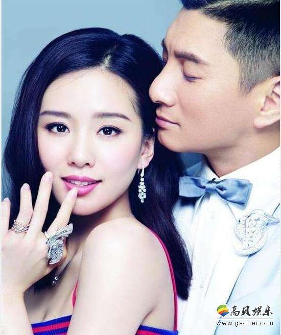 刘诗诗吴奇隆夫妇现身广东省中山三乡，两人一同参观工厂