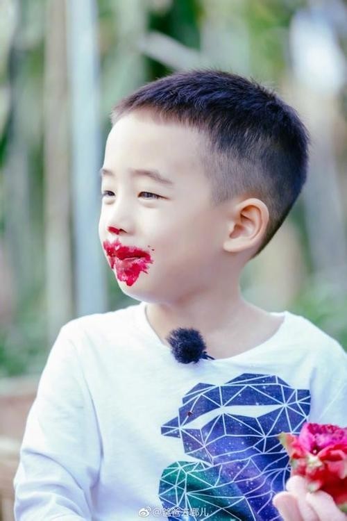 小小春有偶像包袱了！两手拿糖不敢吃怕被拍