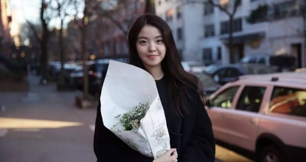 王中磊女儿晒照，庆祝爸妈结婚23周年：永远这么恩爱！
