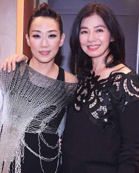 钟楚红晒出和林忆莲亲密合影，并夸奖道：好得无话可说！