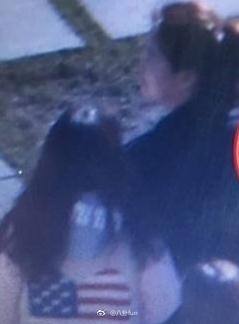 宋仲基爸爸西装革履现身婚礼  疑似宋慧乔的女生提前到场巡视