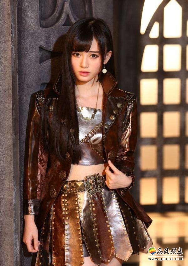 SNH48新歌花絮照曝光：鞠婧祎变身女工体验镶钻
