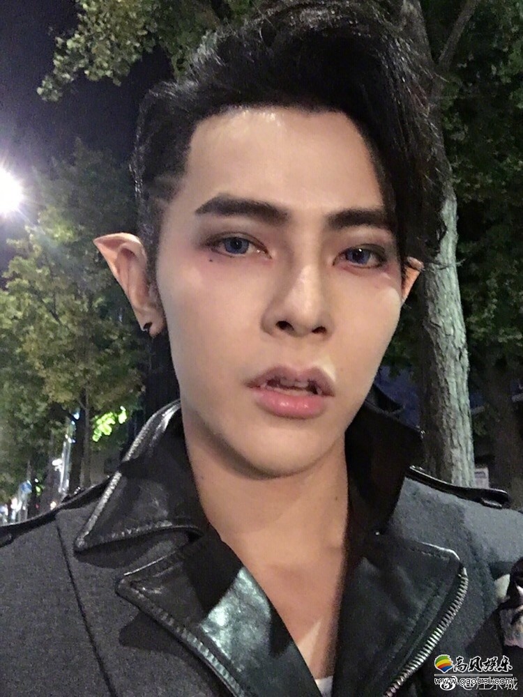 汪东城晒出万圣节cos吸血鬼自拍：被赞“吸血东伯爵”